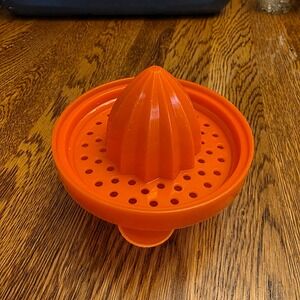Sunkist Orange Plastic Manual Hand Juicer Citrus Squeezer Pour Spout 2 Piece Vtg